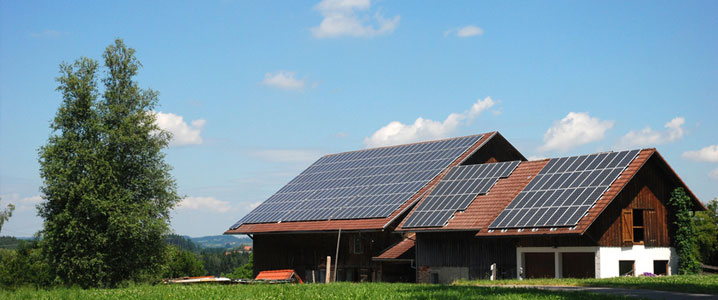 maison avec panneaux solaire